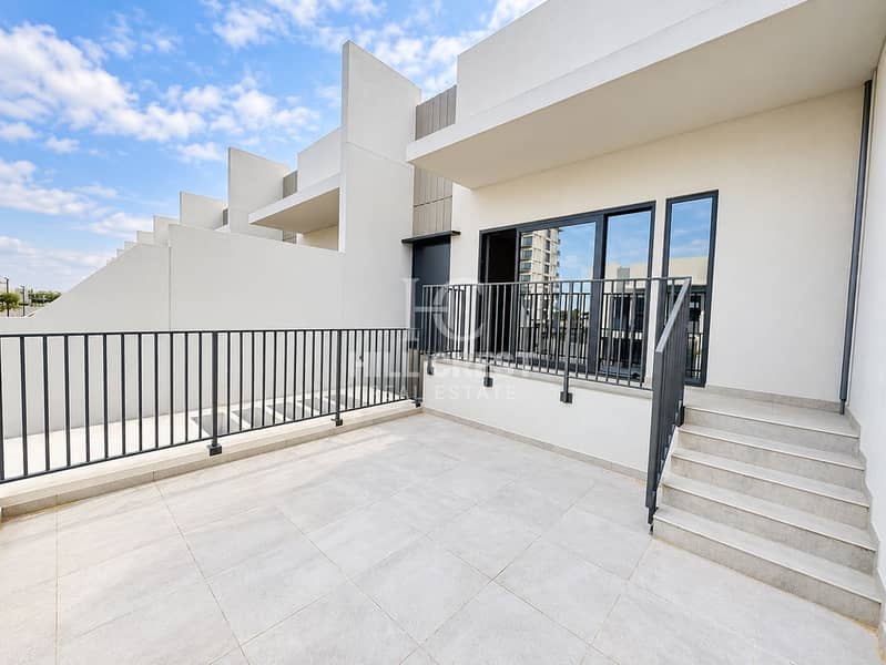 24 Modern Townhouse Terrace in Daylight. png