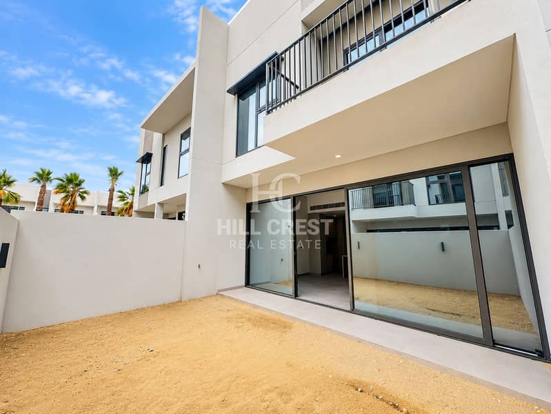 2 Modern Townhouse Courtyard in Daylight. png