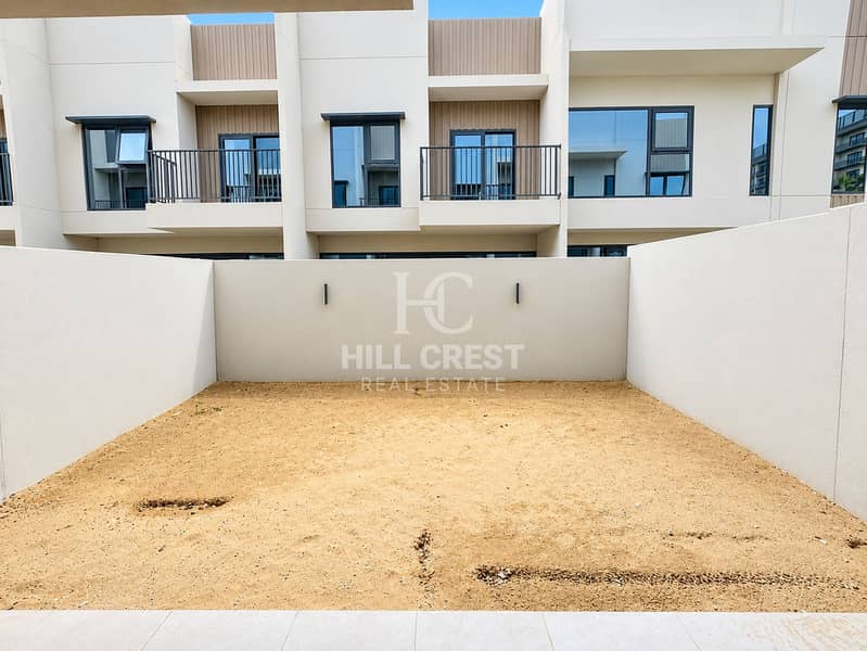 3 Modern Townhouse Courtyard in Sunlight. png