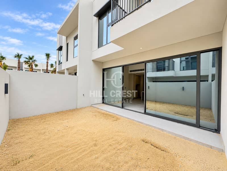 5 Modern Townhouse Courtyard with Glass Doors. png