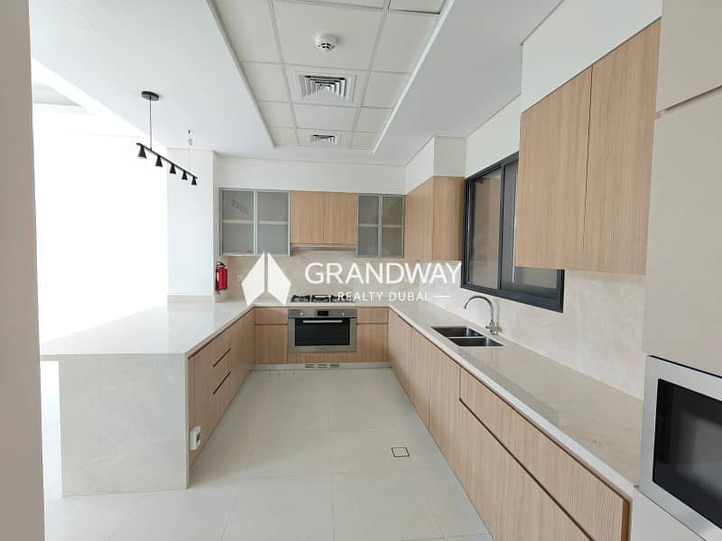 2 LUXURY 3BR VILLA | MODERN KITCHEN| LARGE GARDEN| — photo 2