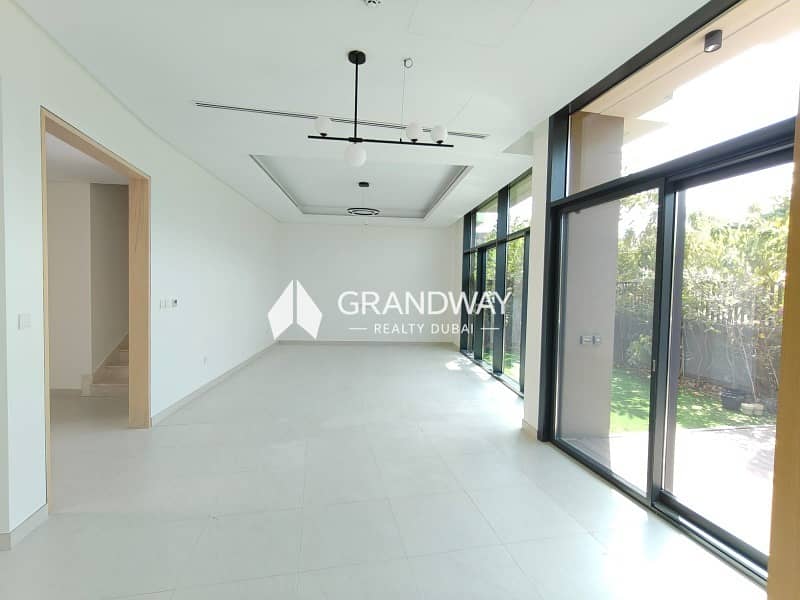 5 LUXURY 3BR VILLA | MODERN KITCHEN| LARGE GARDEN| — photo 5
