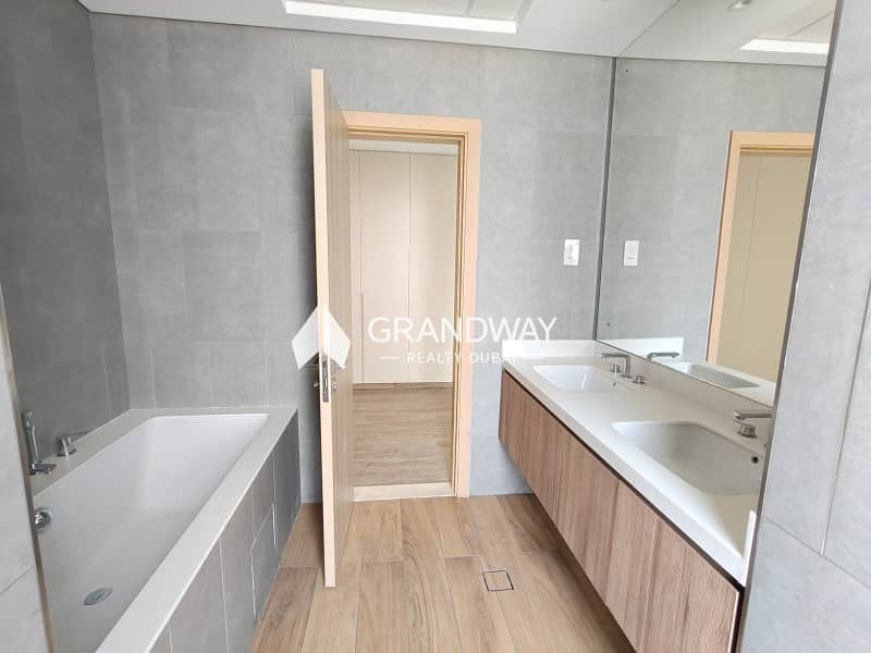 13 LUXURY 3BR VILLA | MODERN KITCHEN| LARGE GARDEN| — photo 13