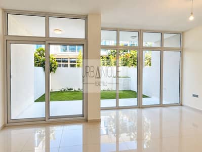 3 Slaapkamers Townhouse te Huur in DAMAC Hills 2 (Akoya by DAMAC), Dubai - Bright Minimalist Living Room with Garden Views. png