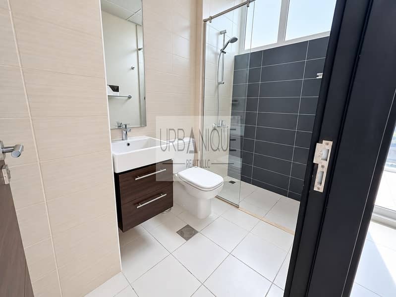 5 Bright Modern Bathroom Interior. png
