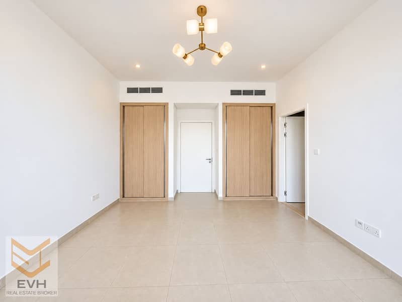 10 Bright room with warm pendant lighting-19. png