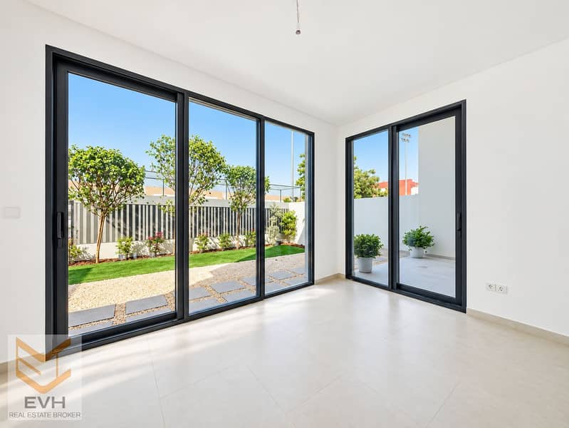 14 Bright natural-light room with garden view-4. png