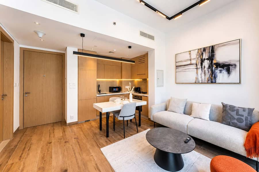 Dubai Apartment with Pool, Gym & Balcony Dubai Apartment with Pool, Gym & Balcony