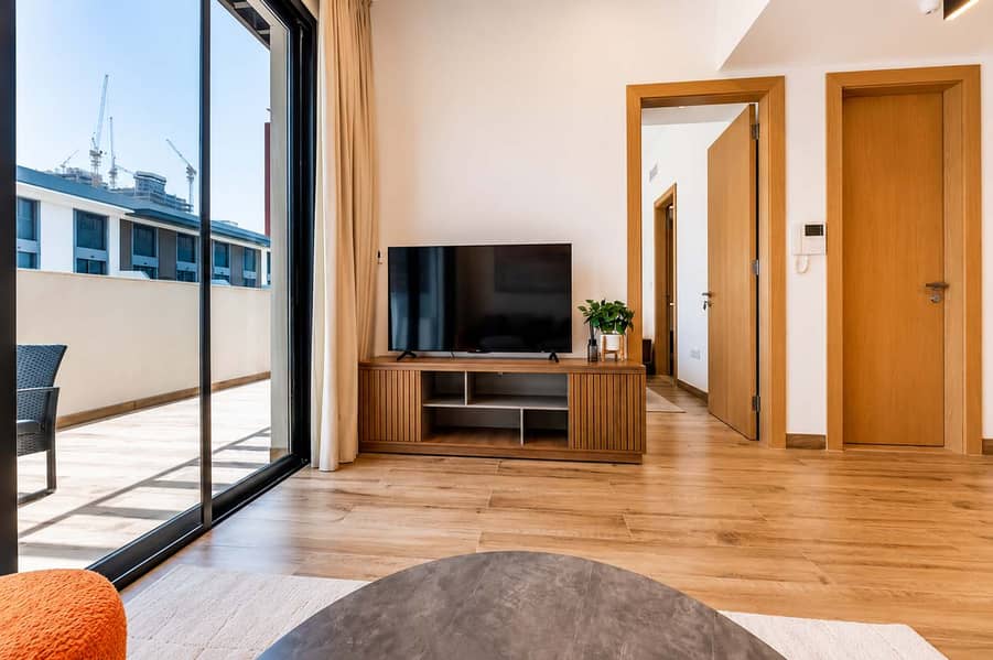 4 Dubai Apartment with Pool, Gym & Balcony