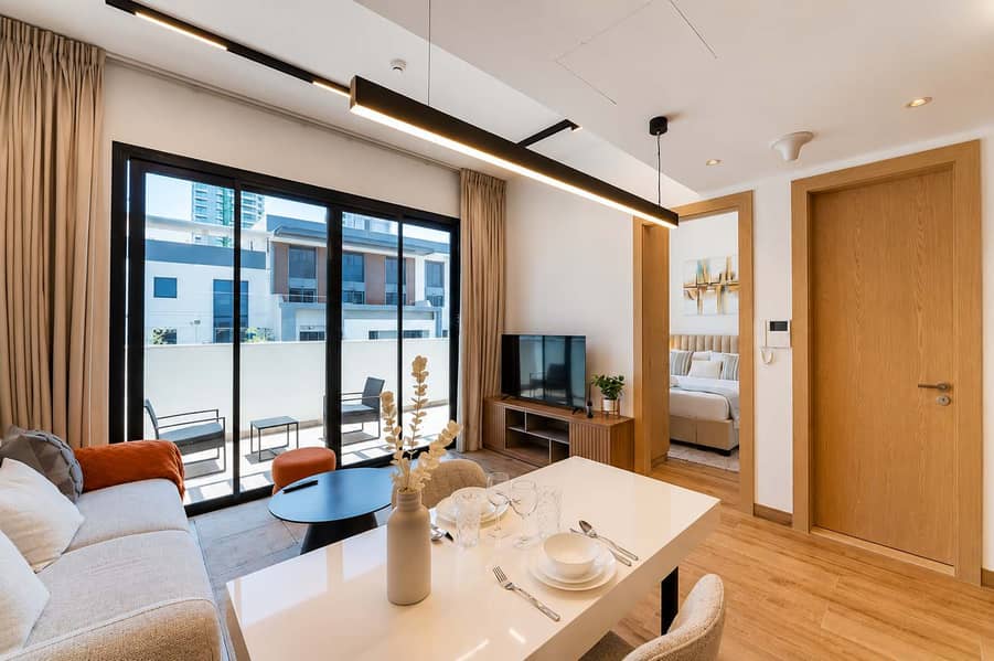 5 Dubai Apartment with Pool, Gym & Balcony