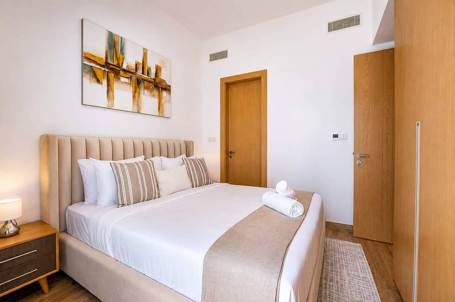 10 Dubai Apartment with Pool, Gym & Balcony