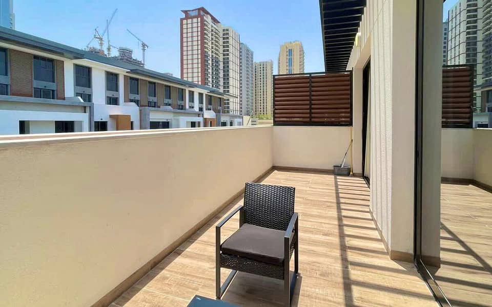 18 Dubai Apartment with Pool, Gym & Balcony
