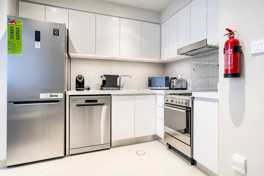 10 Harbour Gate 1BR: Balcony, Gym & Dubai Views!