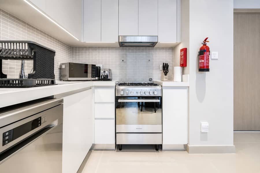 12 Harbour Gate 1BR: Balcony, Gym & Dubai Views!