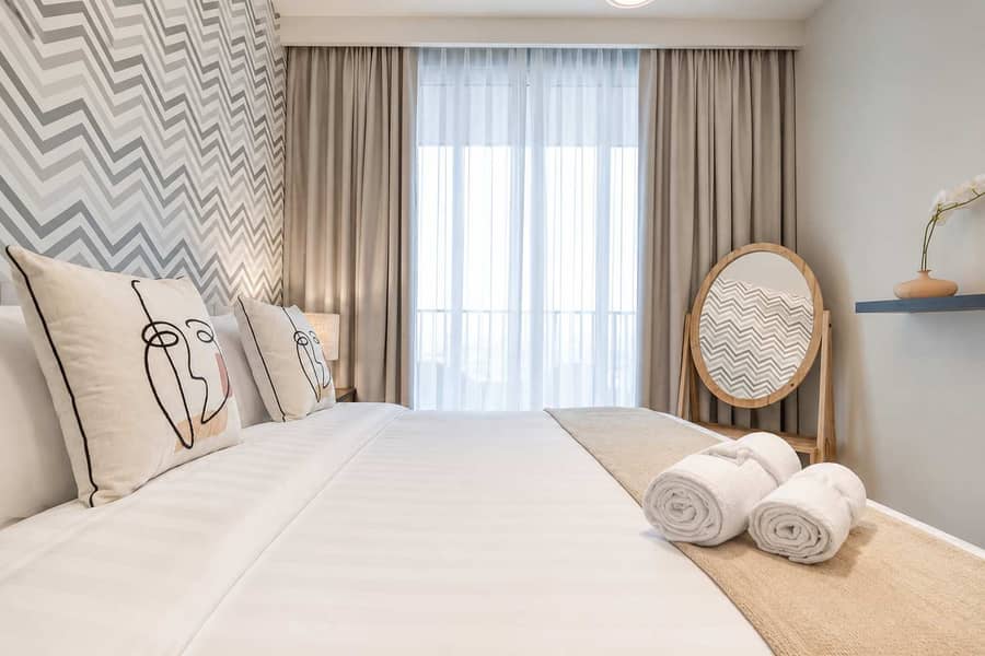15 Harbour Gate 1BR: Balcony, Gym & Dubai Views!