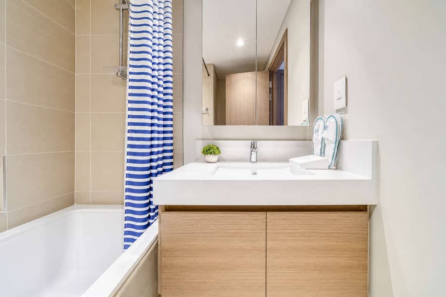 16 Harbour Gate 1BR: Balcony, Gym & Dubai Views!