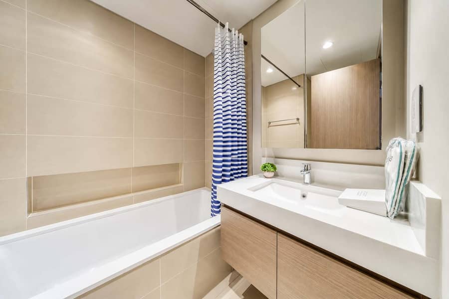 17 Harbour Gate 1BR: Balcony, Gym & Dubai Views!