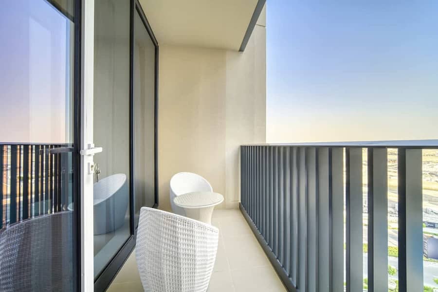 18 Harbour Gate 1BR: Balcony, Gym & Dubai Views!