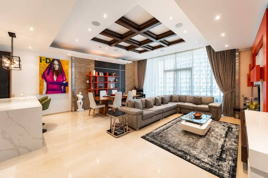 4 Palm Jumeirah Apartment: Beach, Pool & Balcony