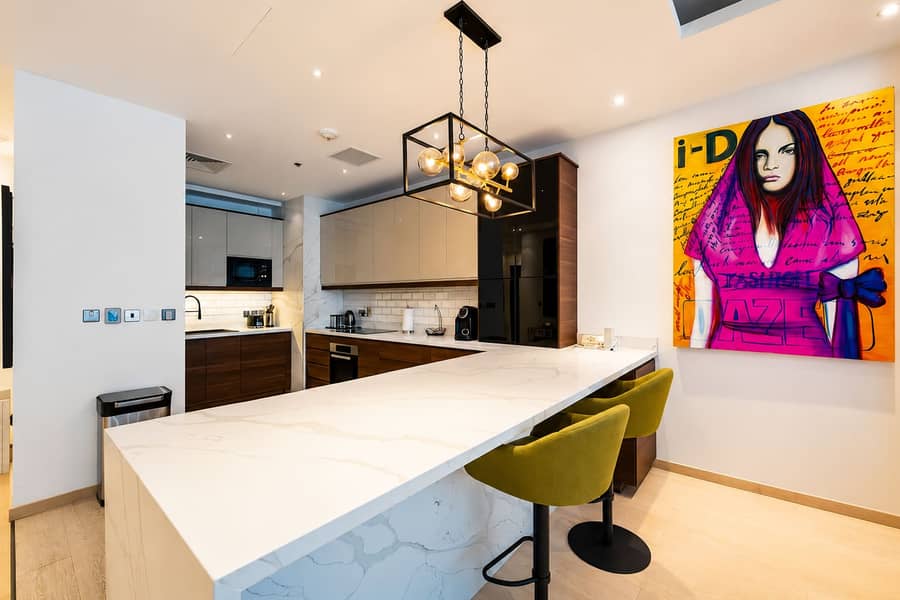 8 Palm Jumeirah Apartment: Beach, Pool & Balcony