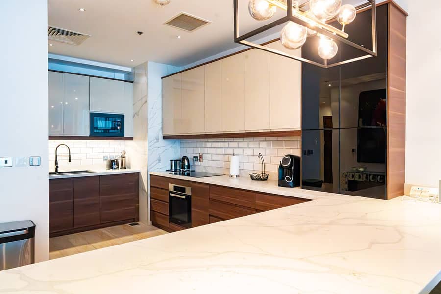 9 Palm Jumeirah Apartment: Beach, Pool & Balcony