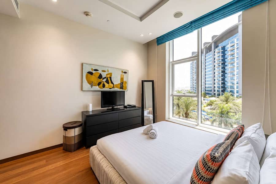 10 Palm Jumeirah Apartment: Beach, Pool & Balcony