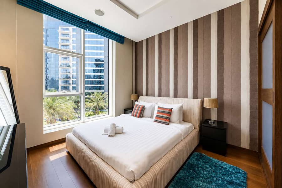 11 Palm Jumeirah Apartment: Beach, Pool & Balcony