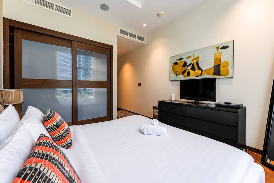 13 Palm Jumeirah Apartment: Beach, Pool & Balcony