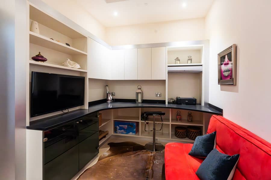 18 Palm Jumeirah Apartment: Beach, Pool & Balcony