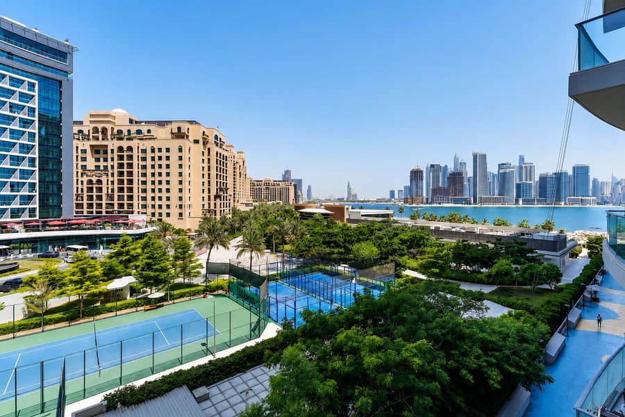 22 Palm Jumeirah Apartment: Beach, Pool & Balcony