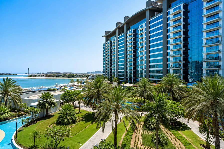 23 Palm Jumeirah Apartment: Beach, Pool & Balcony