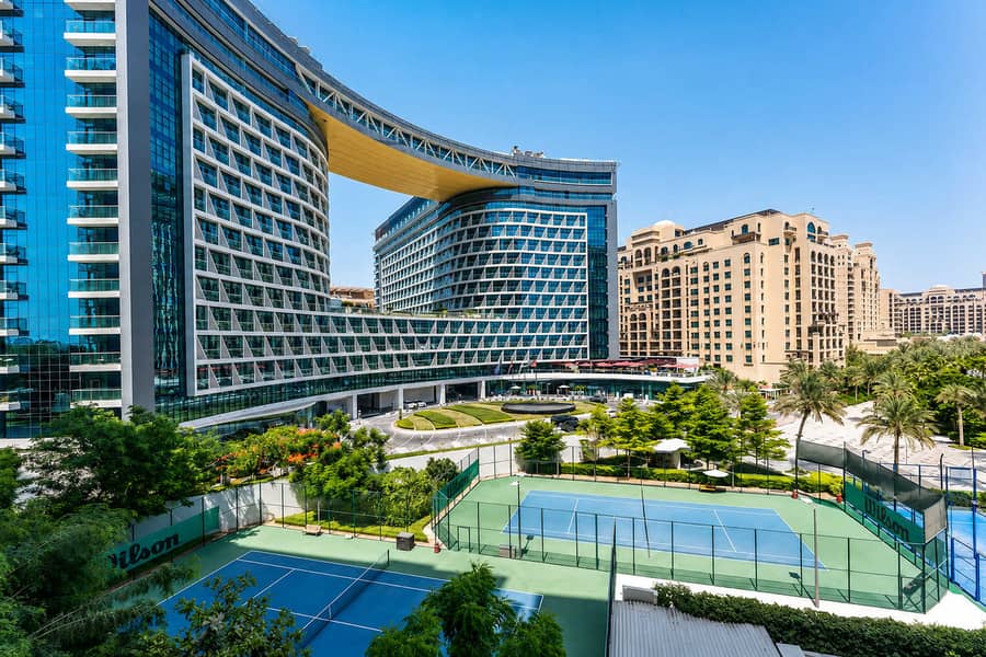 24 Palm Jumeirah Apartment: Beach, Pool & Balcony