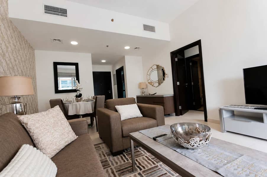 4 8th-Floor Marina Apt: Balcony, Pool & Gym Access