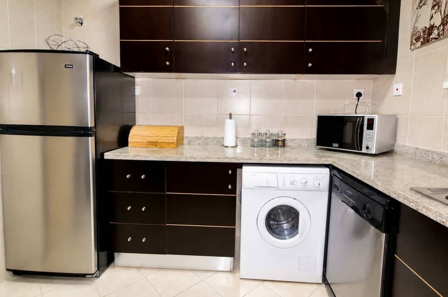 9 8th-Floor Marina Apt: Balcony, Pool & Gym Access
