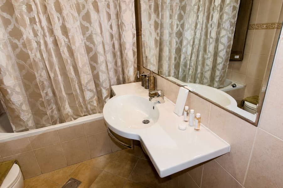 15 8th-Floor Marina Apt: Balcony, Pool & Gym Access