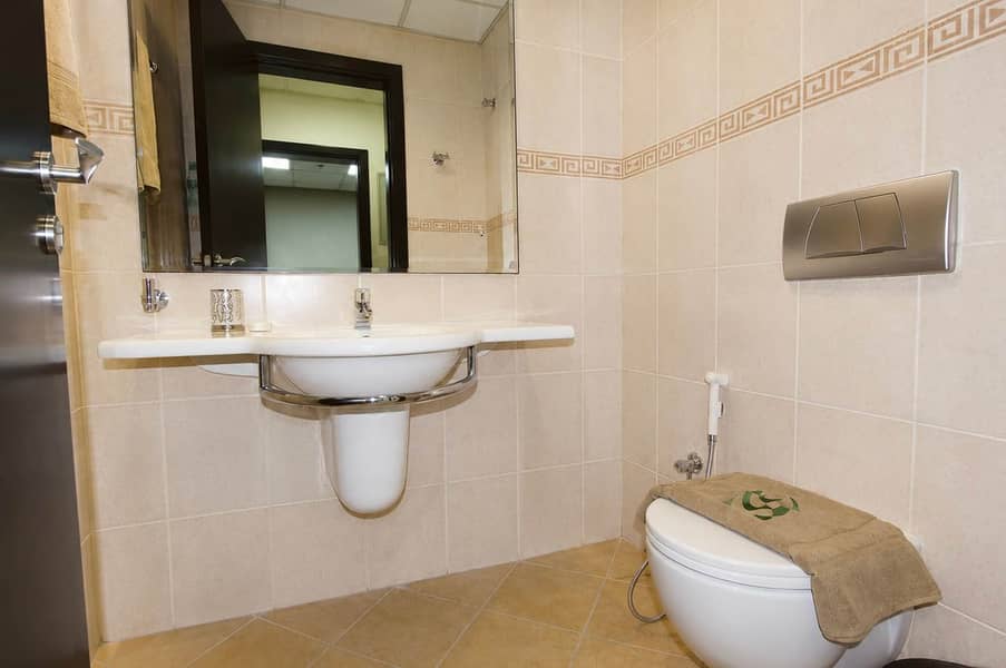 16 8th-Floor Marina Apt: Balcony, Pool & Gym Access