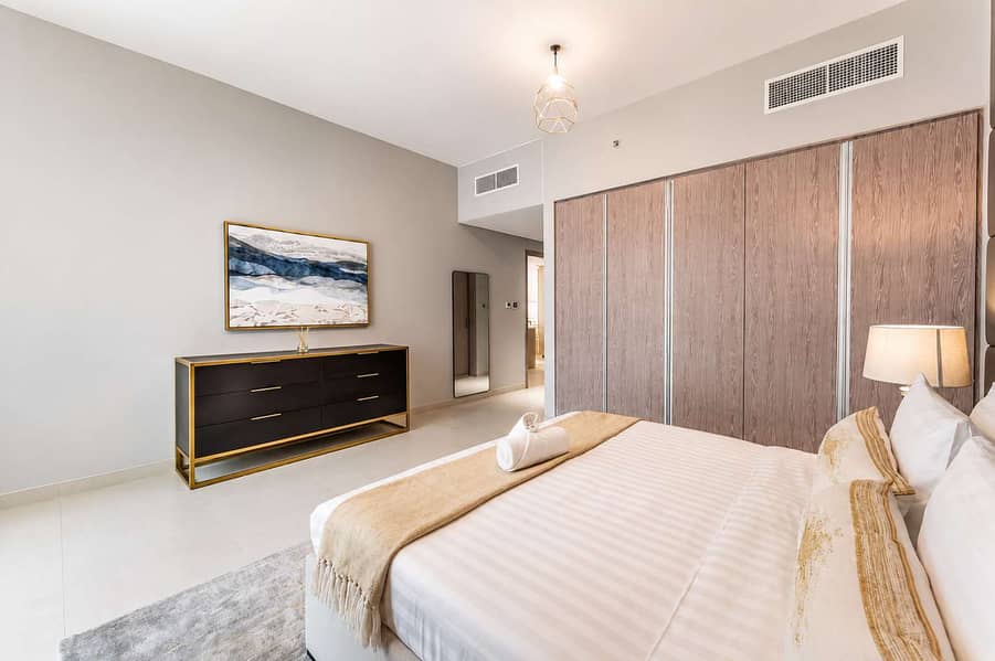 15 Dubai Marina: Stylish 2BR Apartment in LIV