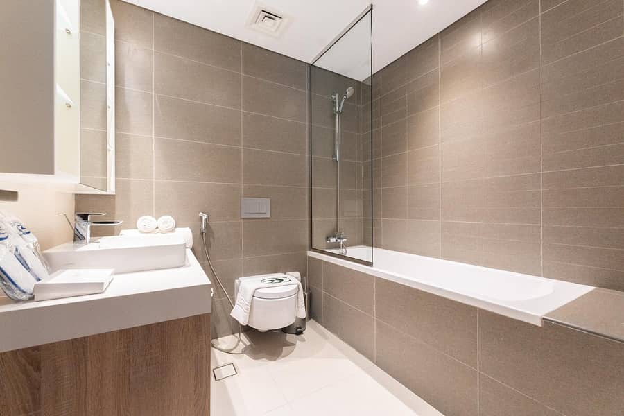 17 Dubai Marina: Stylish 2BR Apartment in LIV