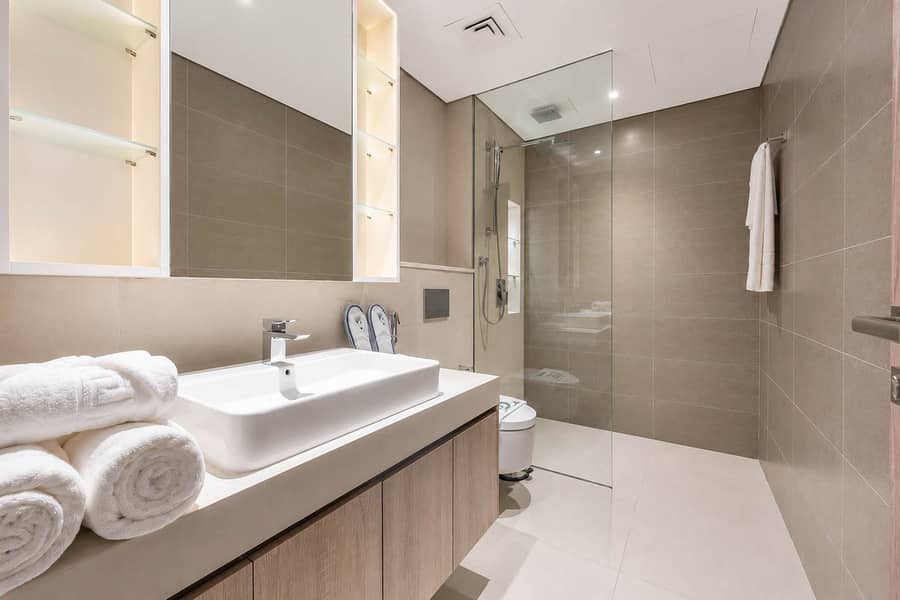 24 Dubai Marina: Stylish 2BR Apartment in LIV