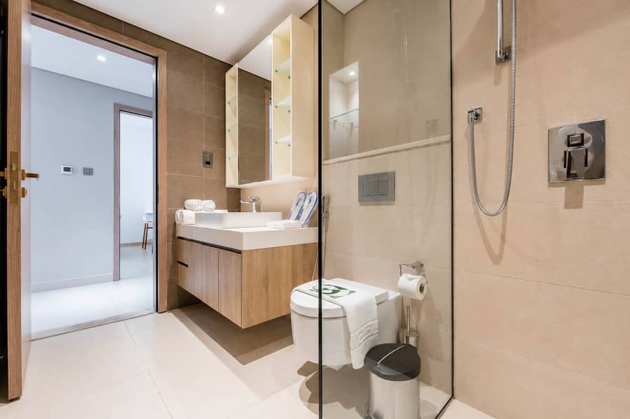 25 Dubai Marina: Stylish 2BR Apartment in LIV