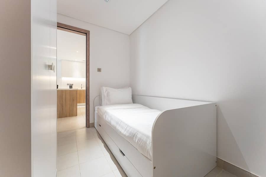 26 Dubai Marina: Stylish 2BR Apartment in LIV