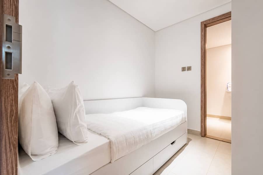 27 Dubai Marina: Stylish 2BR Apartment in LIV