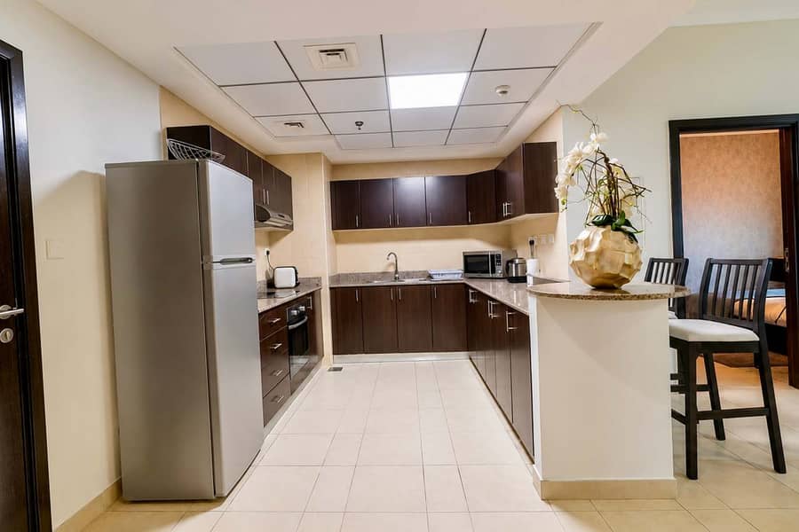 8 Torch Tower Marina 1BR: Balcony, Gym & Views!