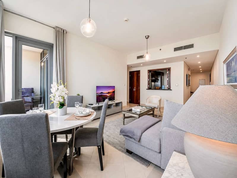 4 Luxury Dubai Apartment with Pool & Golf View