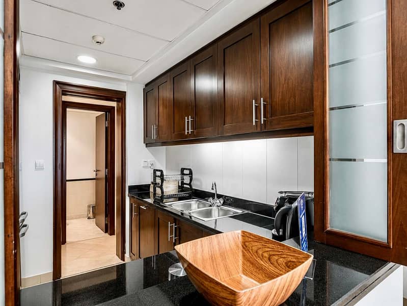 9 Luxury Dubai Apartment with Pool & Golf View