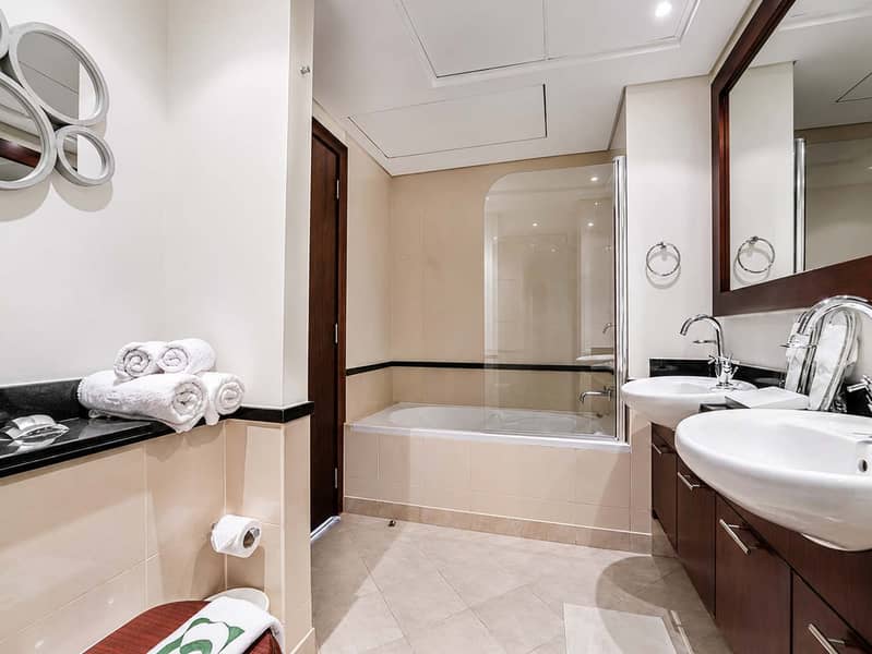 15 Luxury Dubai Apartment with Pool & Golf View