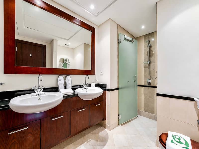 16 Luxury Dubai Apartment with Pool & Golf View