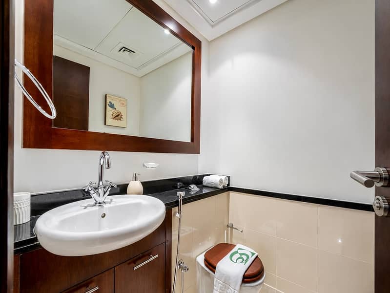 18 Luxury Dubai Apartment with Pool & Golf View