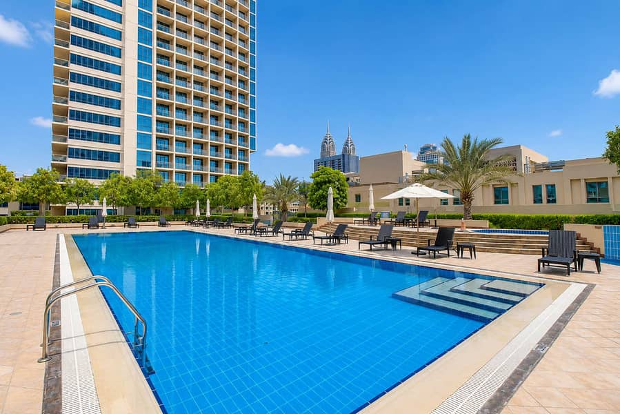 22 Luxury Dubai Apartment with Pool & Golf View