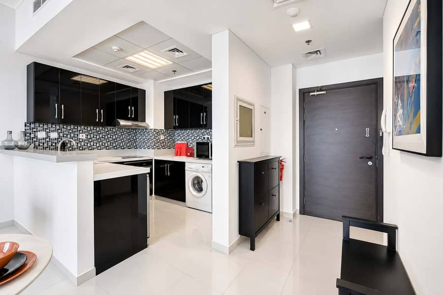 7 Botanica Tower 1BR: Beach, Pool & Gym Access!